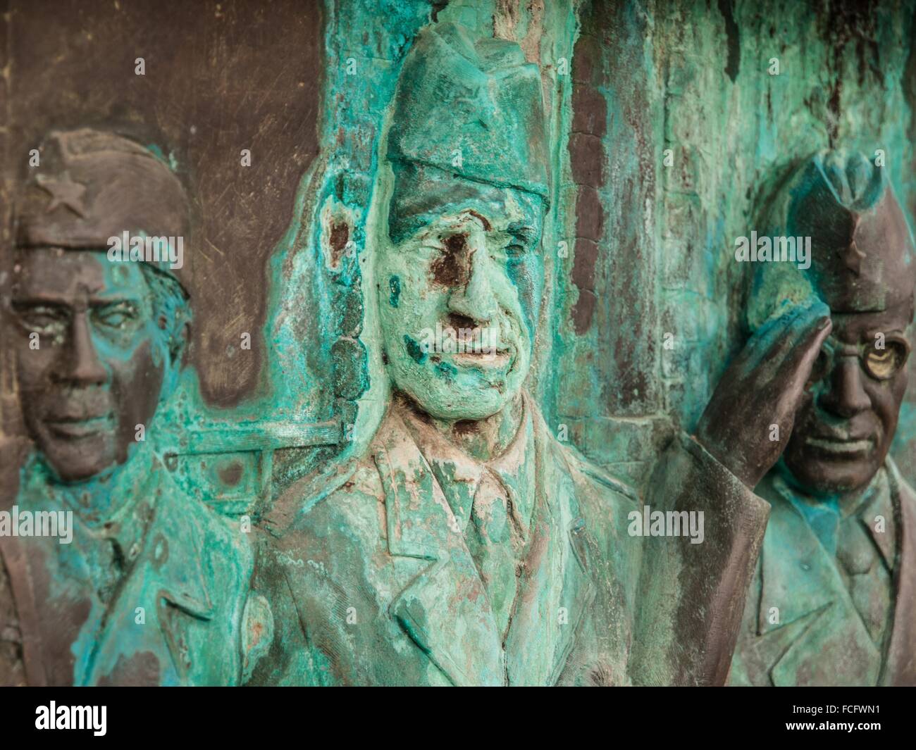 Sculpture d'oxydées trois anciens combattants de l'armée à Skopje, Macédoine, l'Europe. Banque D'Images