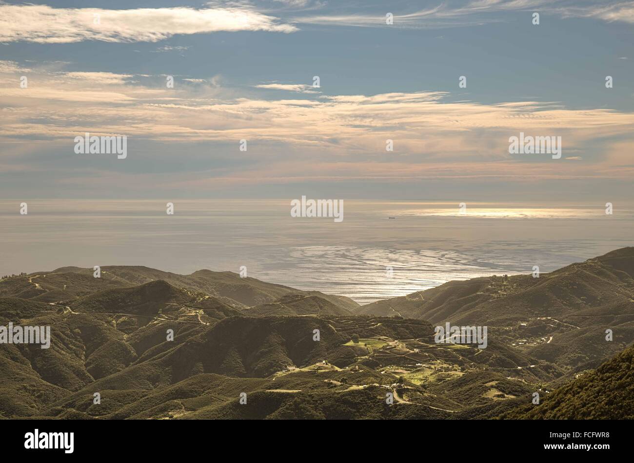 Vue sur l'océan pacifique et la vallée verte sur le backbone trail à Ventura, Valley, en Californie. Banque D'Images