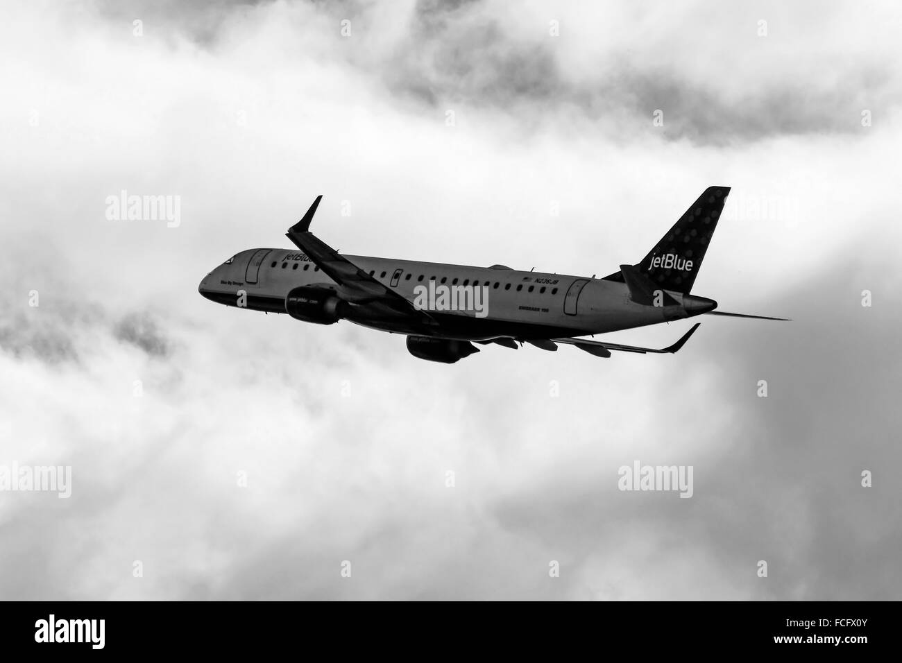 Embraer ERJ-190AR passager de l'avion à réaction commerciaux Jet Blue Airways quitte l'aéroport de Sarasota pour New York JFK Banque D'Images