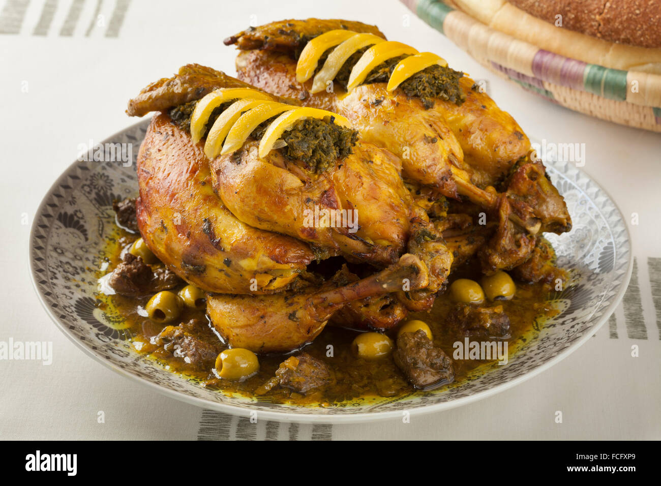 Plat de poulet avec chermoula marocain, olives et citron préservé Banque D'Images