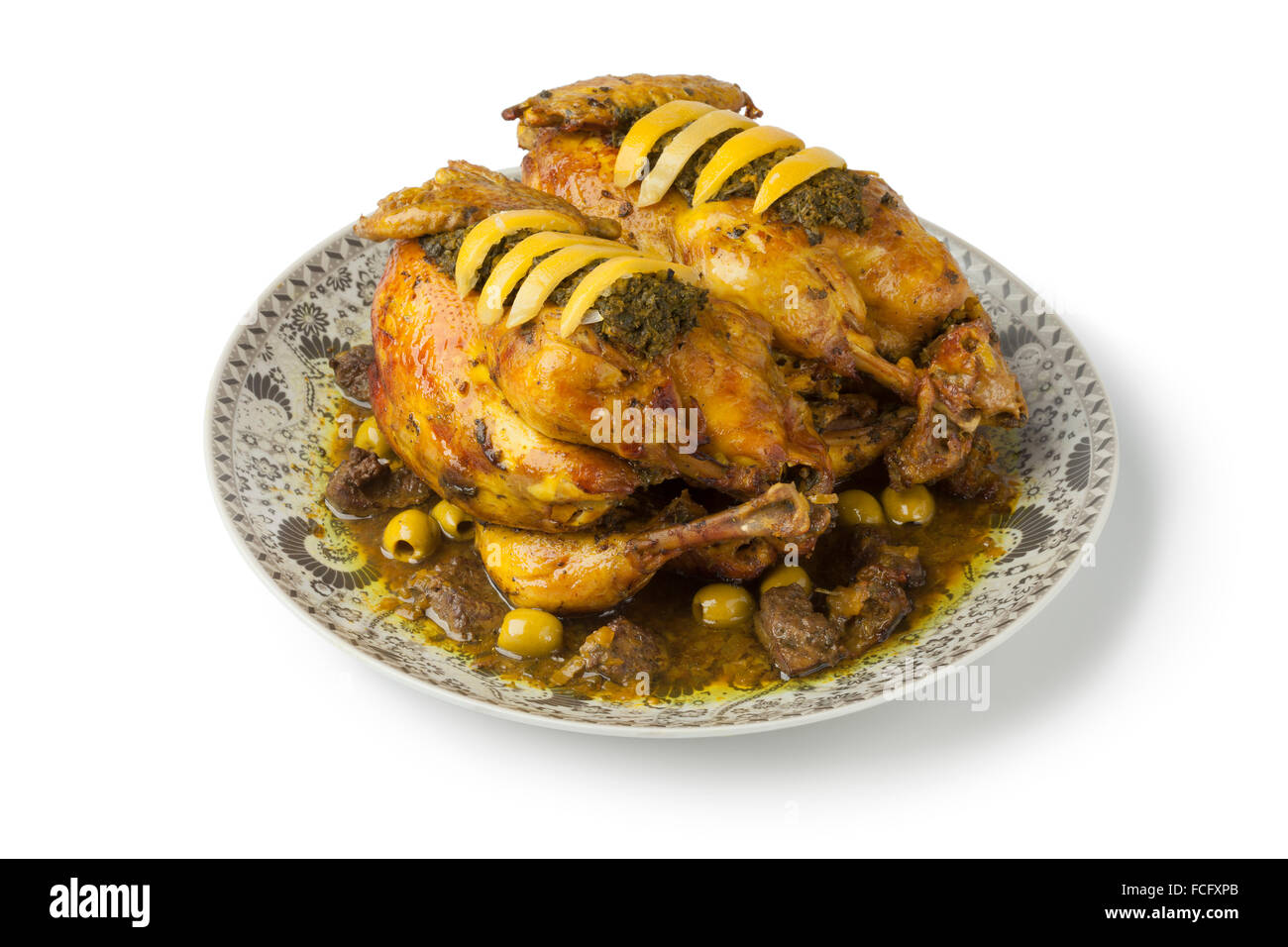 Plat de poulet avec chermoula marocain, olives et citron préservé sur fond blanc Banque D'Images