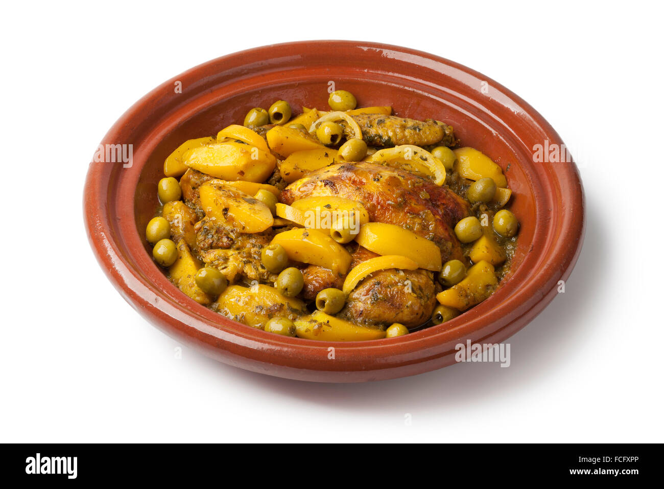 Tajine marocain traditionnel avec du poulet et des olives,pototoes sur fond blanc Banque D'Images
