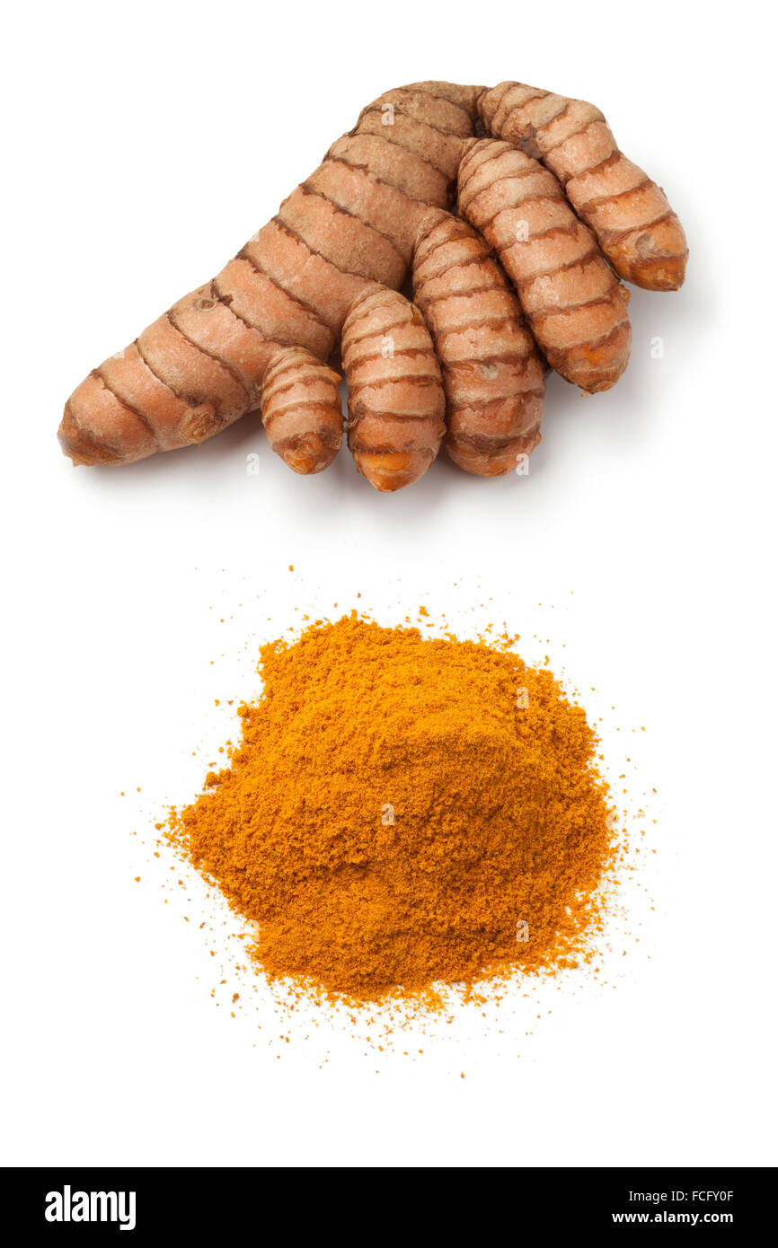 Rhizome de curcuma frais et un tas de poudre de curcuma sur fond blanc Banque D'Images