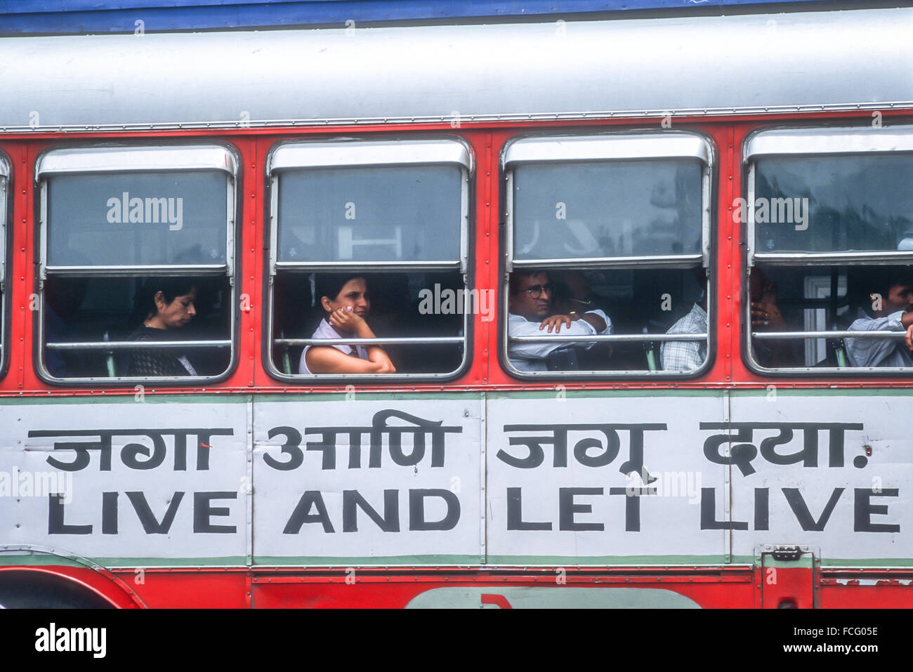 Les passagers d'un bus dans l'Inde l'air hors de la fenêtre. Banque D'Images