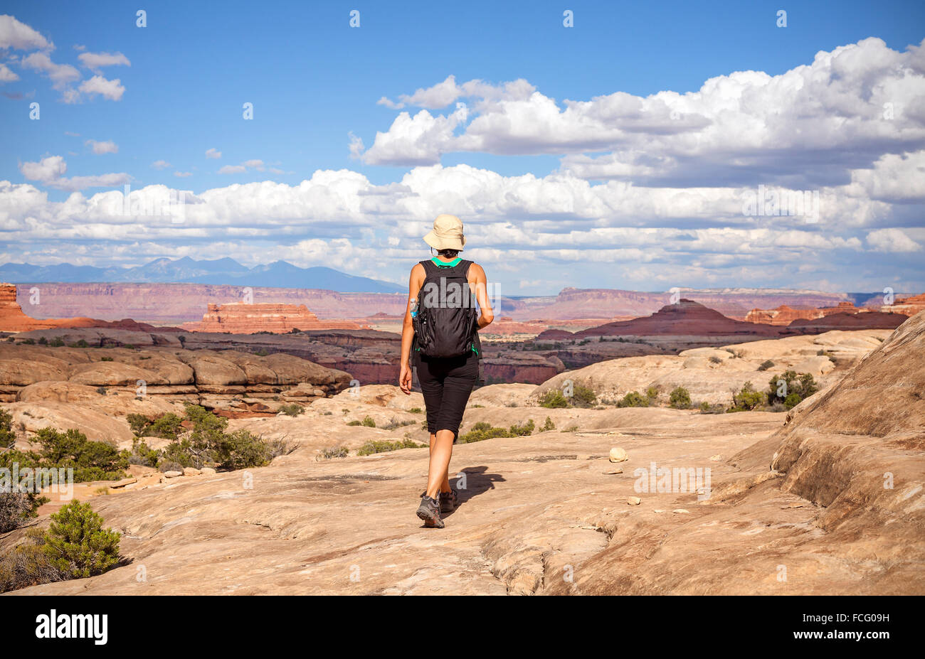 Sac à dos femme marche avec des randonneurs en montagne, Utah, USA. Banque D'Images