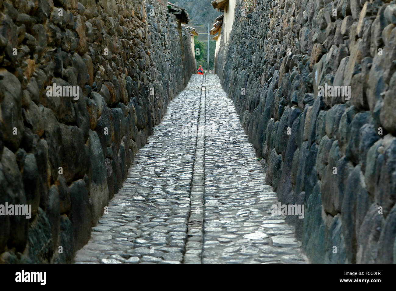 Les murs de pierre Inca et rue pavée, Ollantaytambo, Urubamba, Pérou Banque D'Images