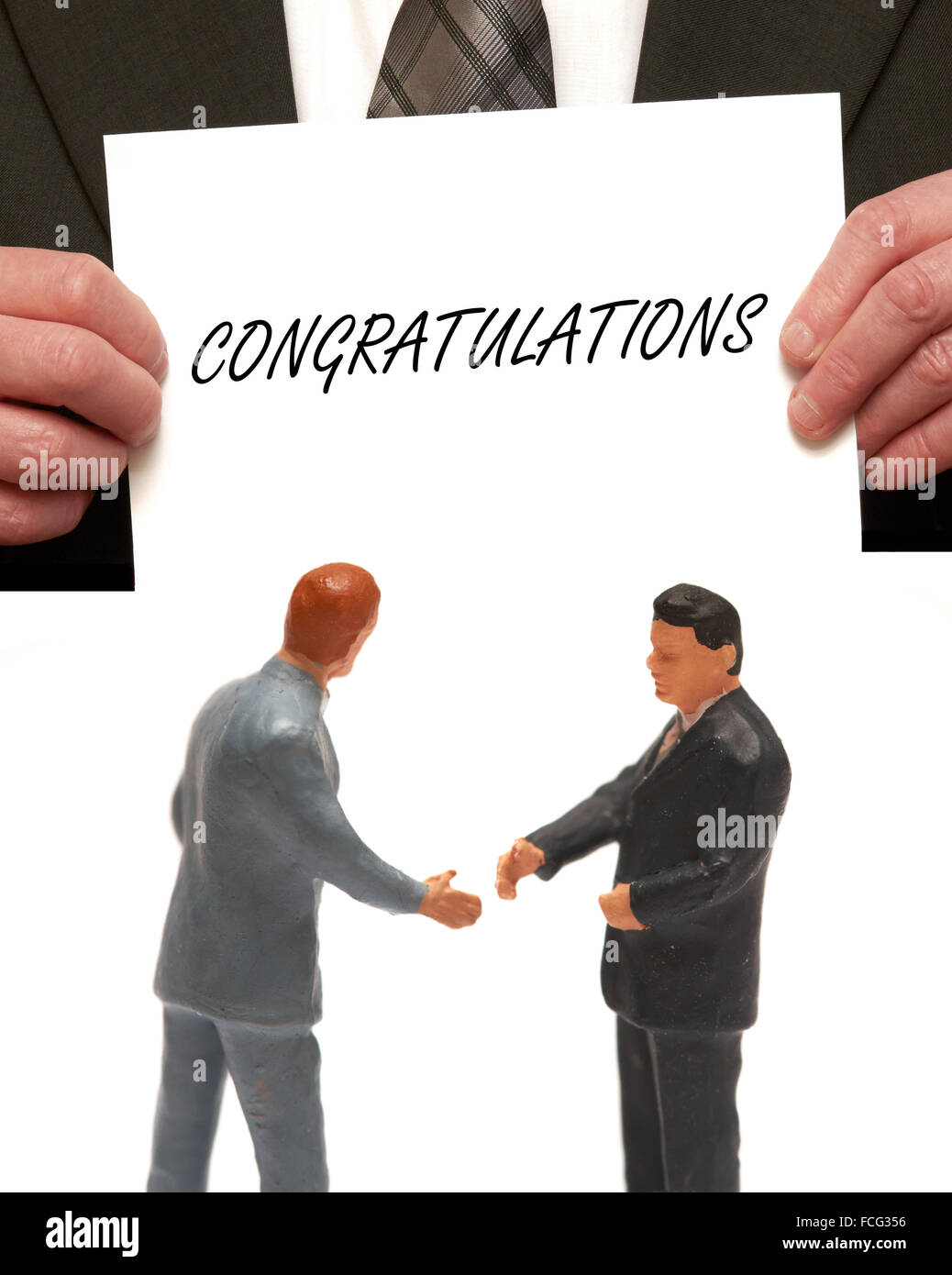 Félicitations concept 2 miniatures en costumes shaking hands Banque D'Images
