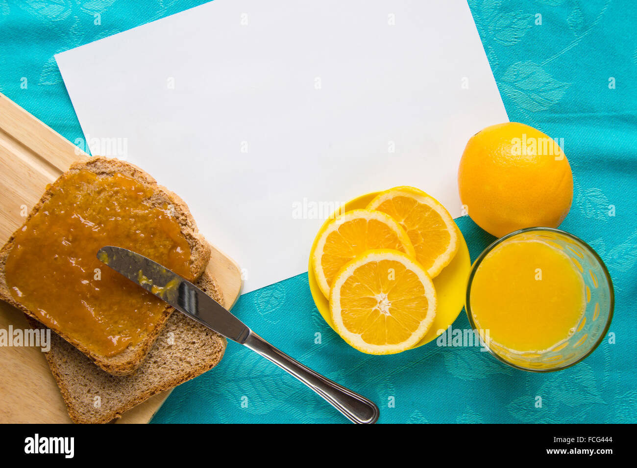 Bon matin avec du jus d'orange, pain et confiture Banque D'Images
