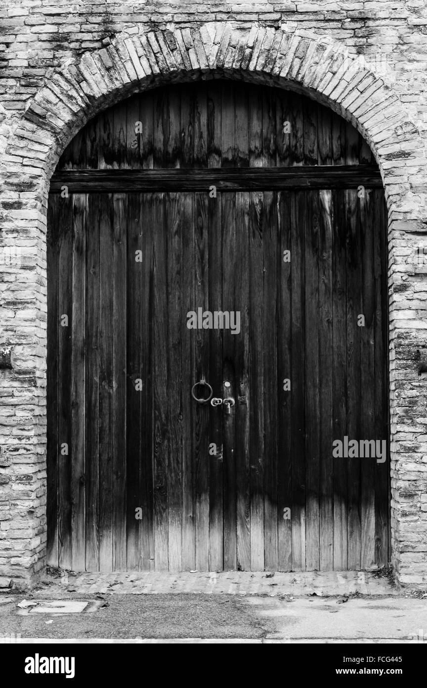 Ancien Grand porte en bois noir et blanc Banque D'Images