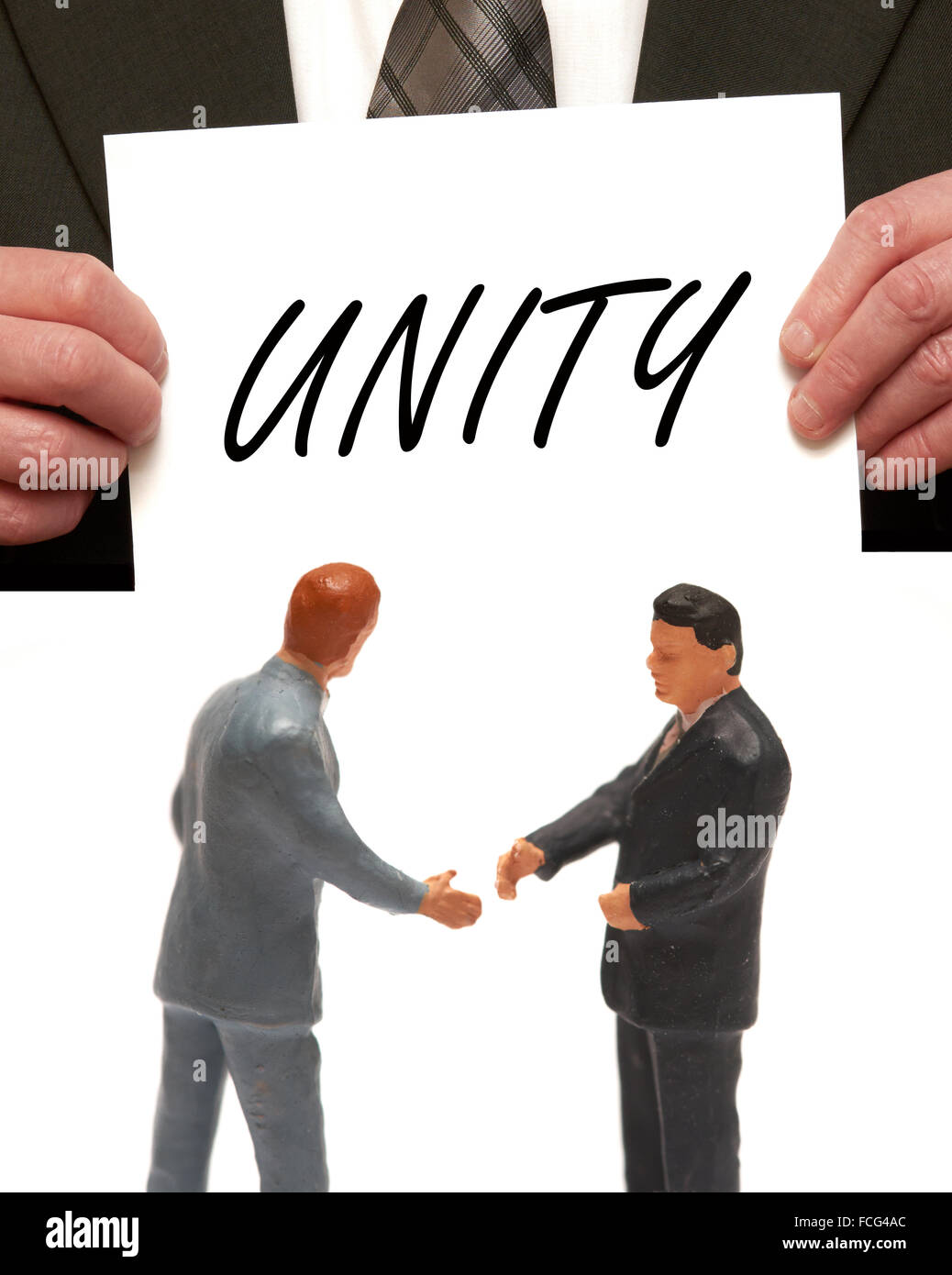 Concept de l'unité 2 miniatures en costumes shaking hands Banque D'Images