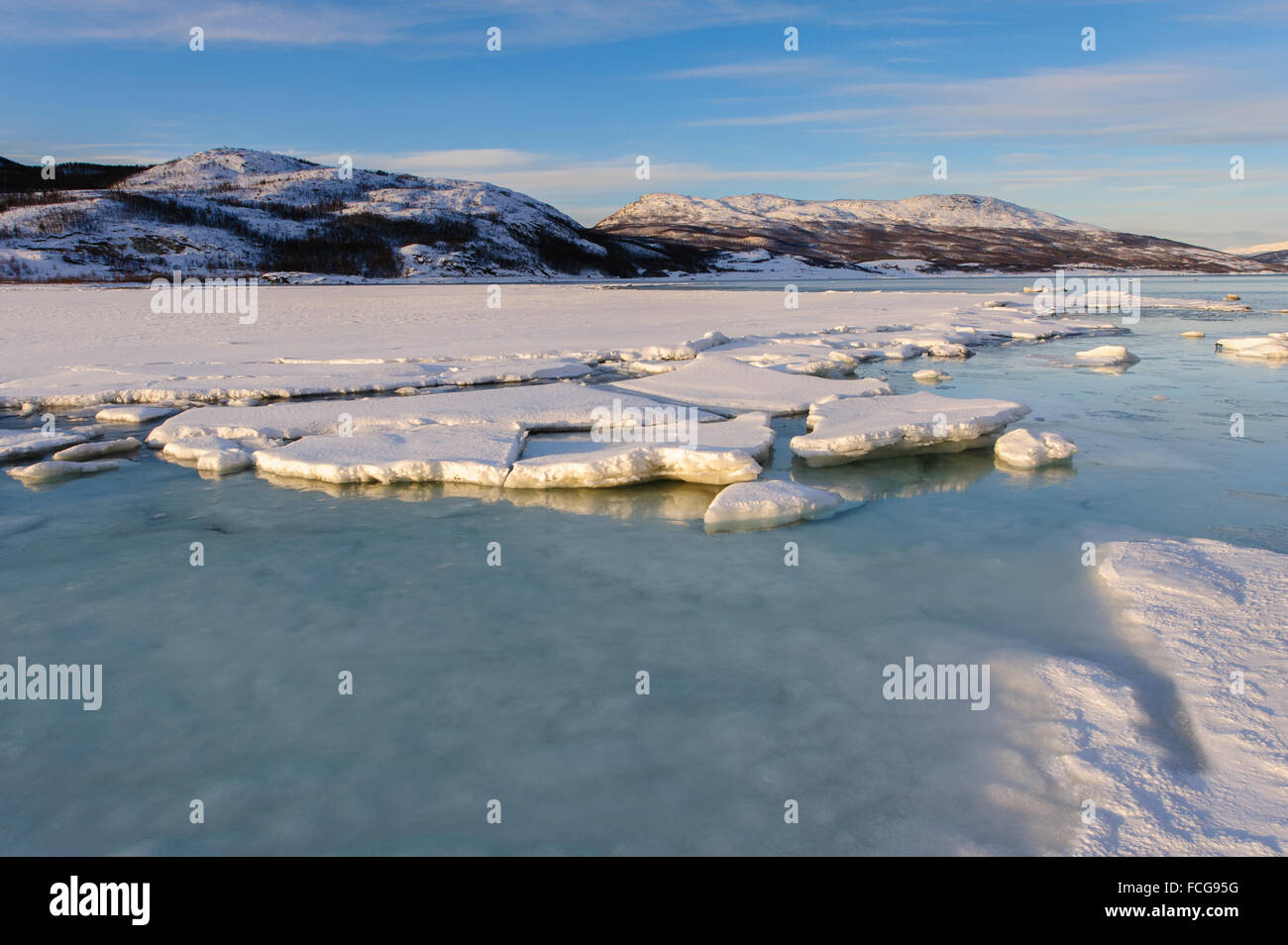 La neige et la glace sur les rives d'un fjord de Norvège du nord entre Tromsø et Alta, 69º nord Banque D'Images