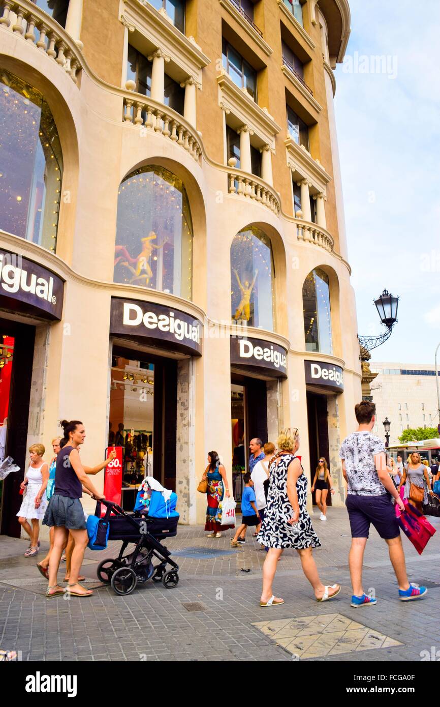 Desigual store, boutique de mode. La Plaça de Catalunya, Barcelone,  Catalogne, Espagne Photo Stock - Alamy