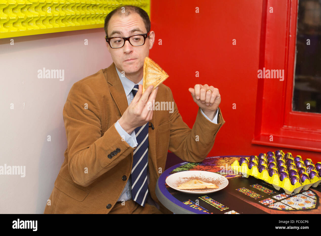 Cadbury Creme Egg café, d'un lieu de vente de divers creme egg plats à thème, Soho, London, England, UK Banque D'Images