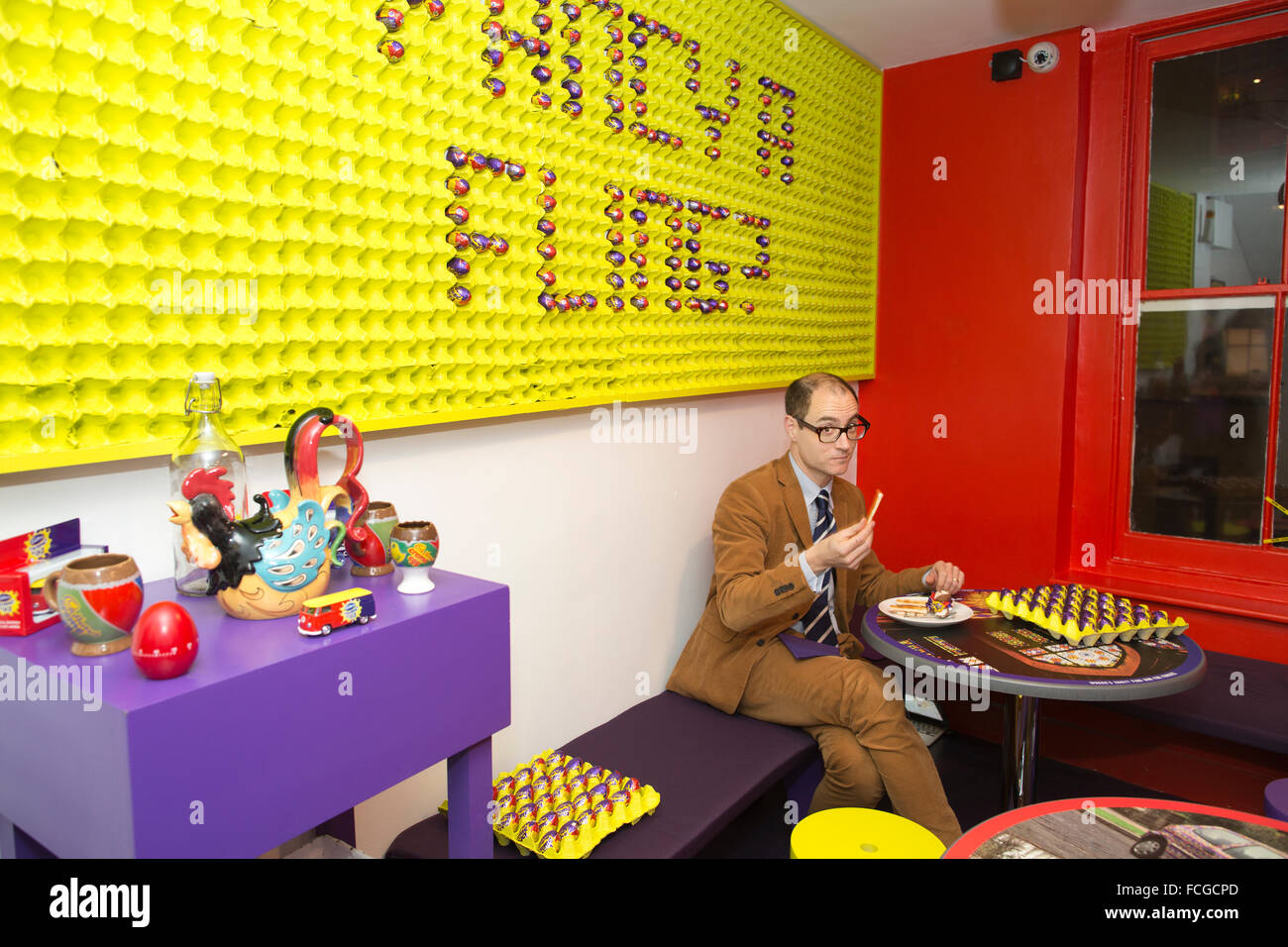 Cadbury Creme Egg café, d'un lieu de vente de divers creme egg plats à thème, Soho, London, England, UK Banque D'Images