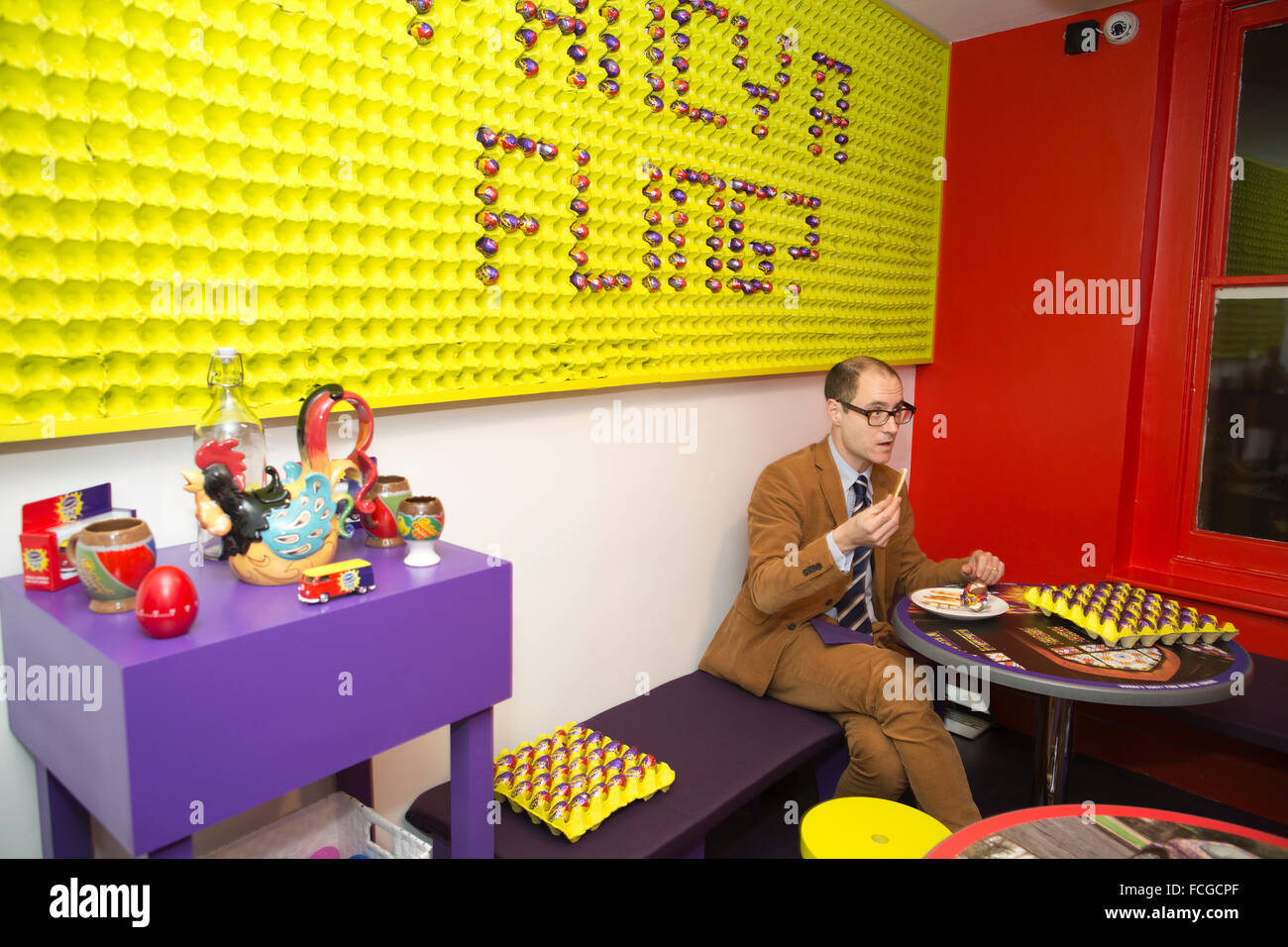 Cadbury Creme Egg café, d'un lieu de vente de divers creme egg plats à thème, Soho, London, England, UK Banque D'Images