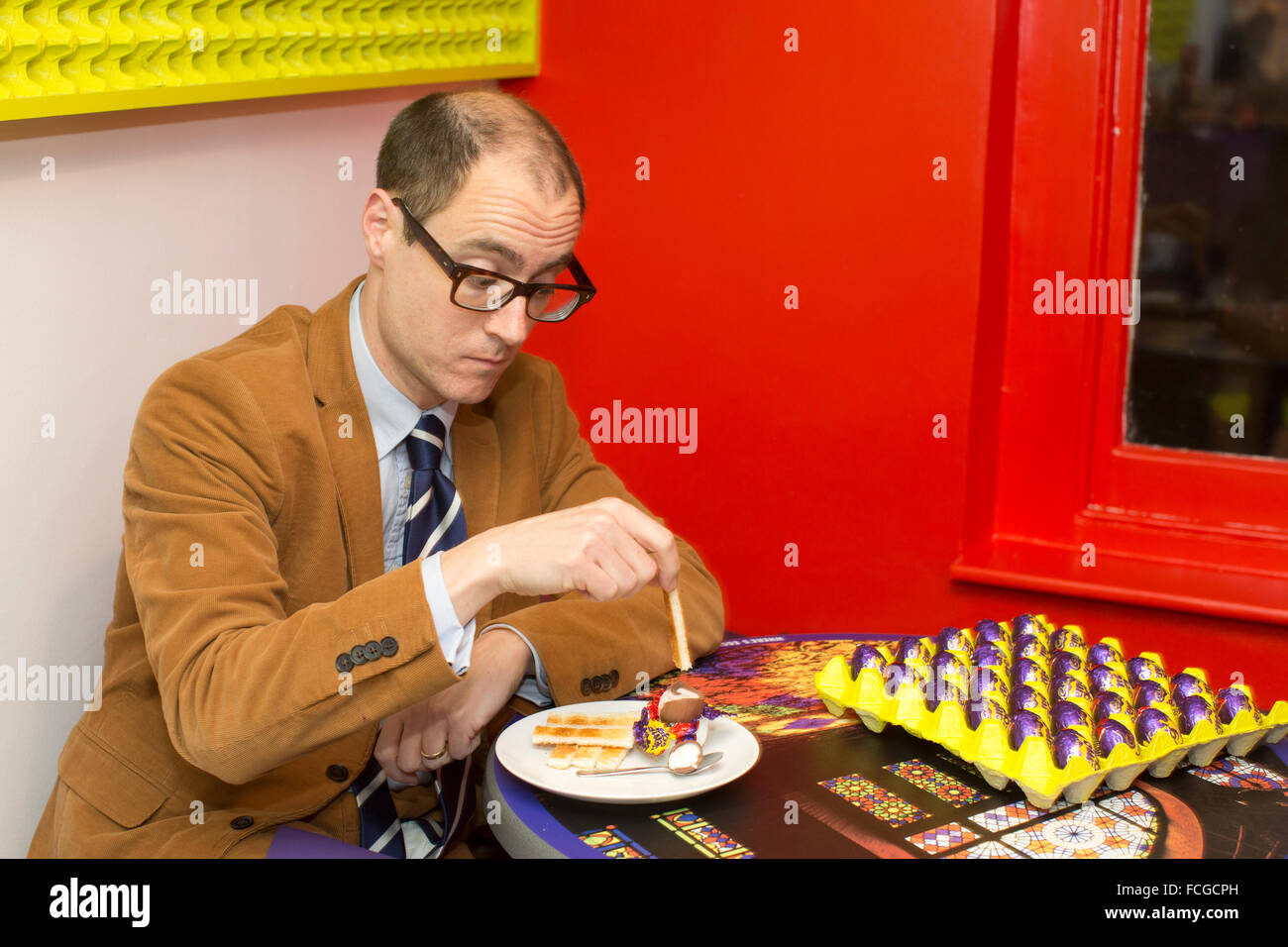 Cadbury Creme Egg café, d'un lieu de vente de divers creme egg plats à thème, Soho, London, England, UK Banque D'Images