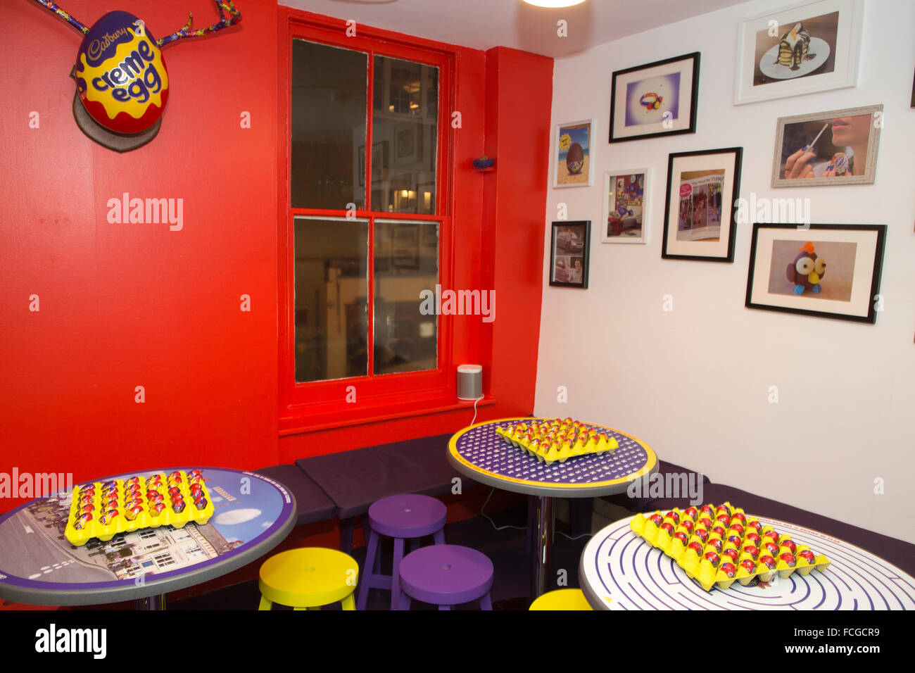 Cadbury Creme Egg café, d'un lieu de vente de divers creme egg plats à thème, Soho, London, England, UK Banque D'Images
