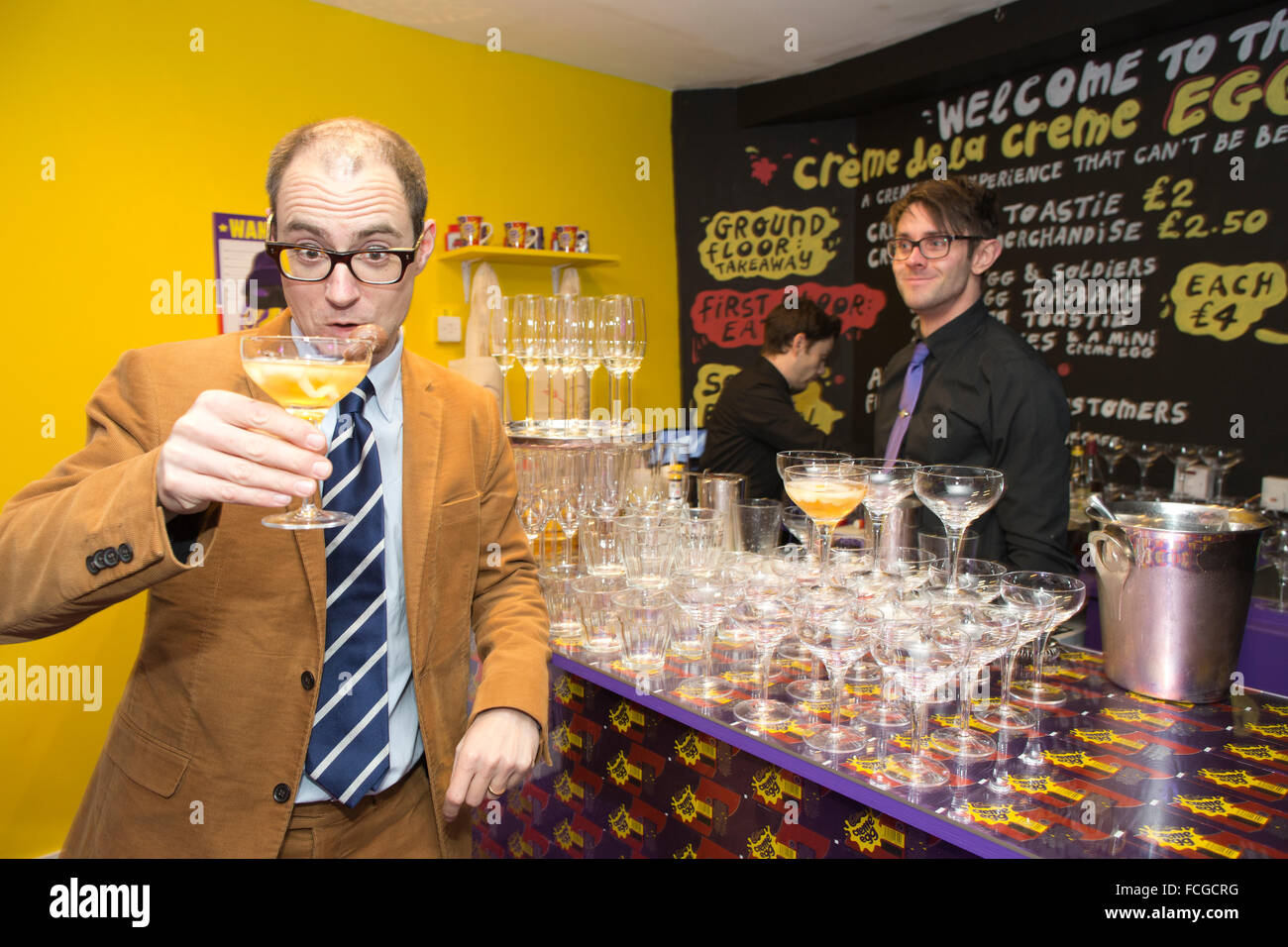 Cadbury Creme Egg café, d'un lieu de vente de divers creme egg plats à thème, Soho, London, England, UK Banque D'Images