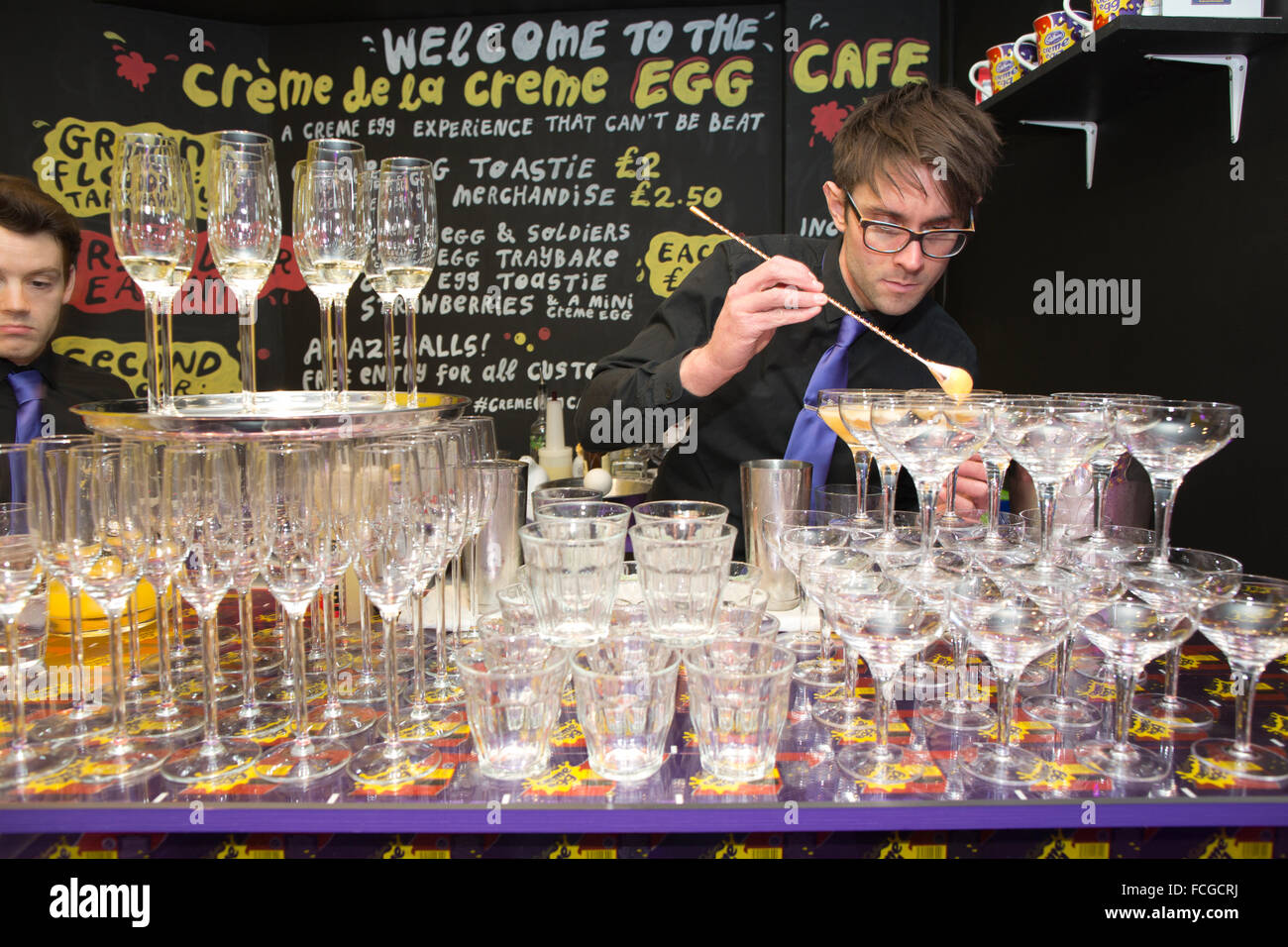 Cadbury Creme Egg café, d'un lieu de vente de divers creme egg plats à thème, Soho, London, England, UK Banque D'Images