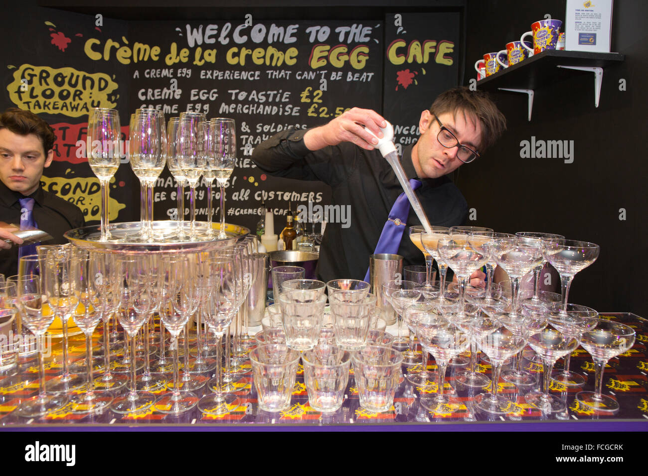 Cadbury Creme Egg café, d'un lieu de vente de divers creme egg plats à thème, Soho, London, England, UK Banque D'Images