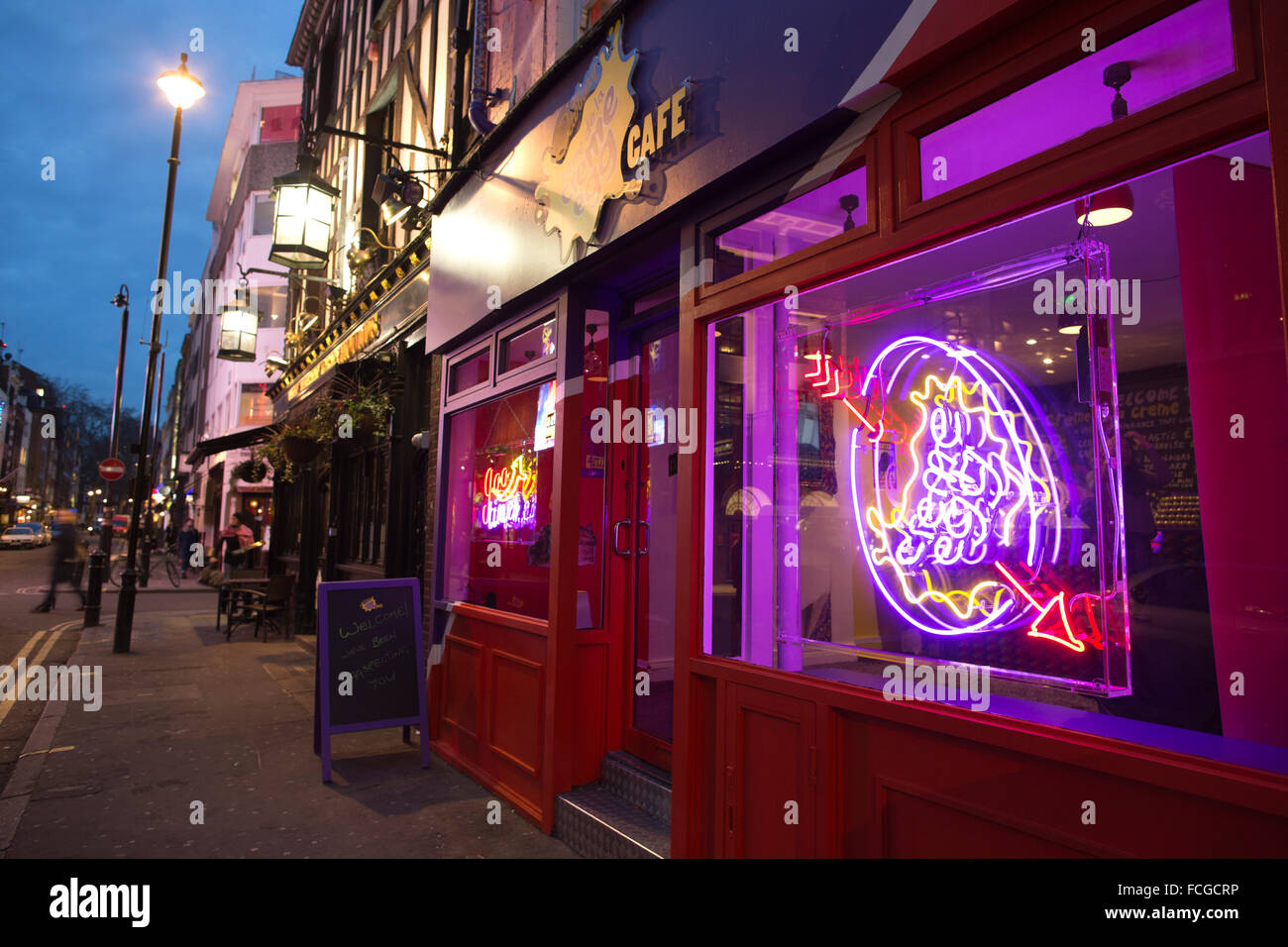 Cadbury Creme Egg café, d'un lieu de vente de divers creme egg plats à thème, Soho, London, England, UK Banque D'Images