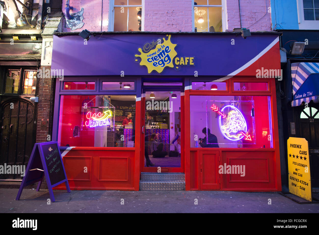 Cadbury Creme Egg café, d'un lieu de vente de divers creme egg plats à thème, Soho, London, England, UK Banque D'Images
