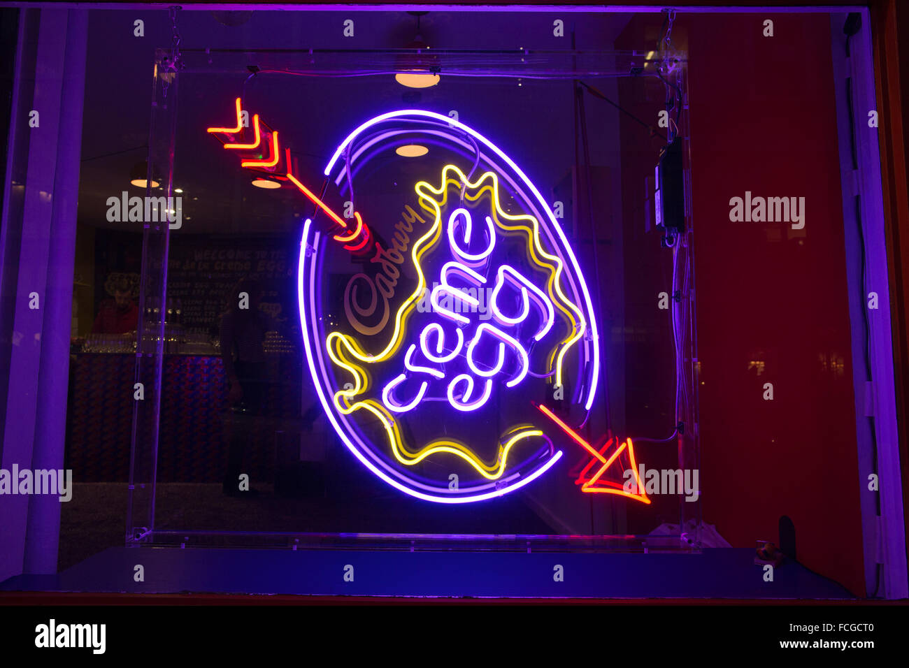 Cadbury Creme Egg café, d'un lieu de vente de divers creme egg plats à thème, Soho, London, England, UK Banque D'Images