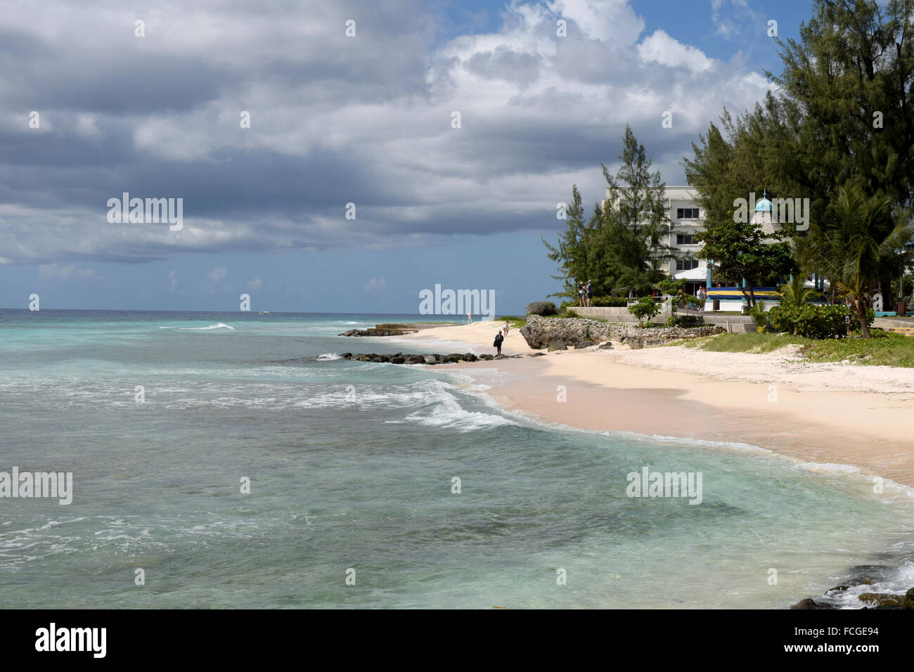 Une plage de sable fin à Bridgetown Barbade dans les Caraïbes Banque D'Images