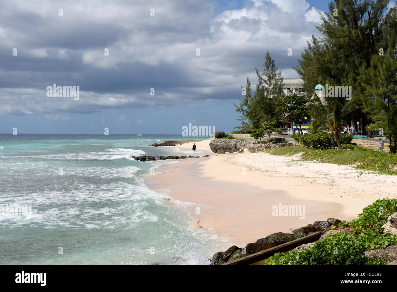 Une plage de sable fin à Bridgetown Barbade dans les Caraïbes Banque D'Images