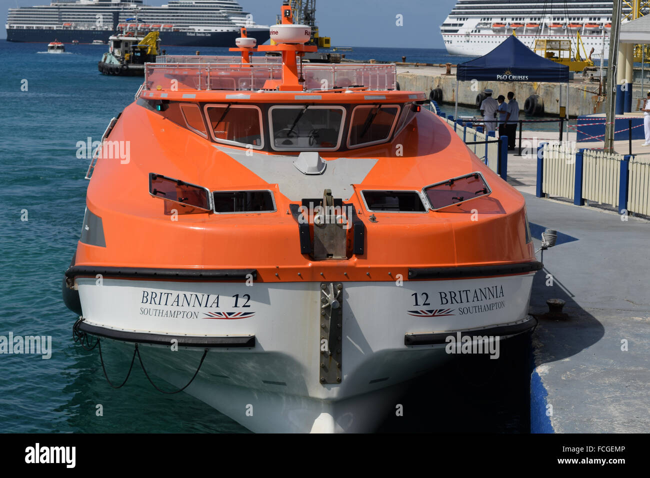 P&O Cruise ship Britannia offre qui prend les passagers à terre lorsque le navire a l'ancre Banque D'Images