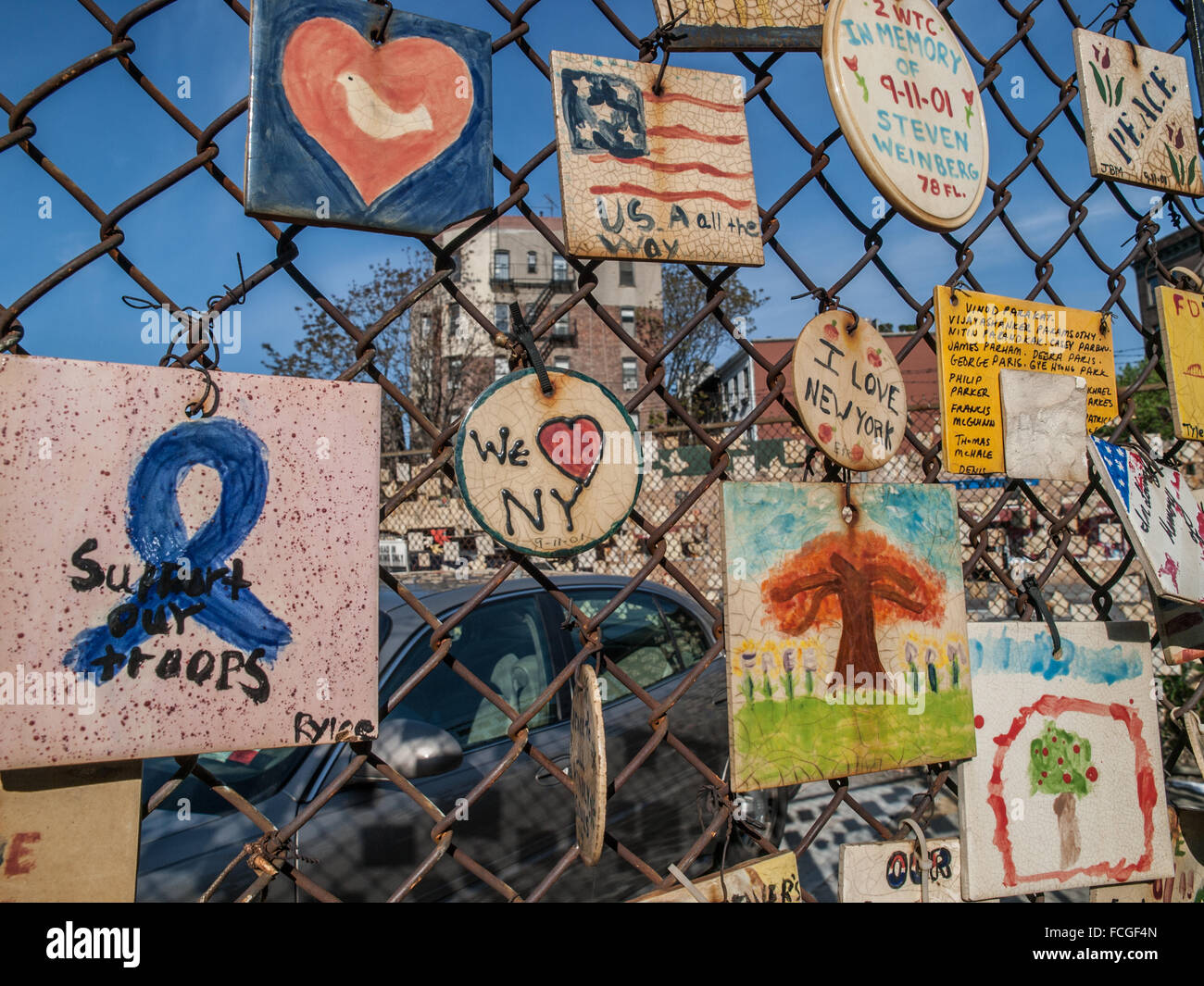 Les carreaux en céramique avec des messages au sujet du 11 septembre, 911 attaques à New York se suspendre à une clôture à Greenwich Village, New York, Banque D'Images