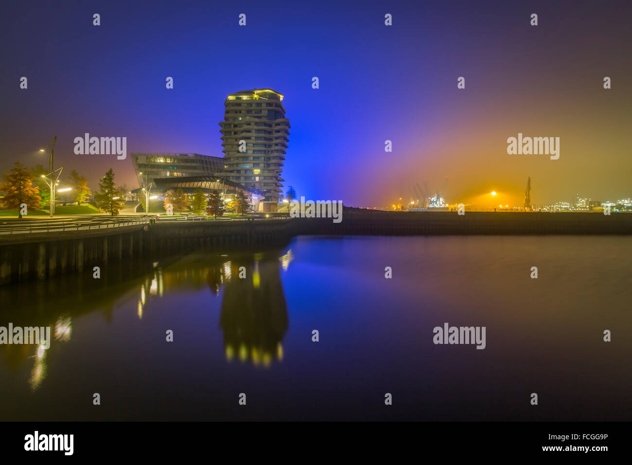 Allemagne Hambourg tour de Marco Polo Marco Polo et d'une terrasse éclairée la nuit Banque D'Images