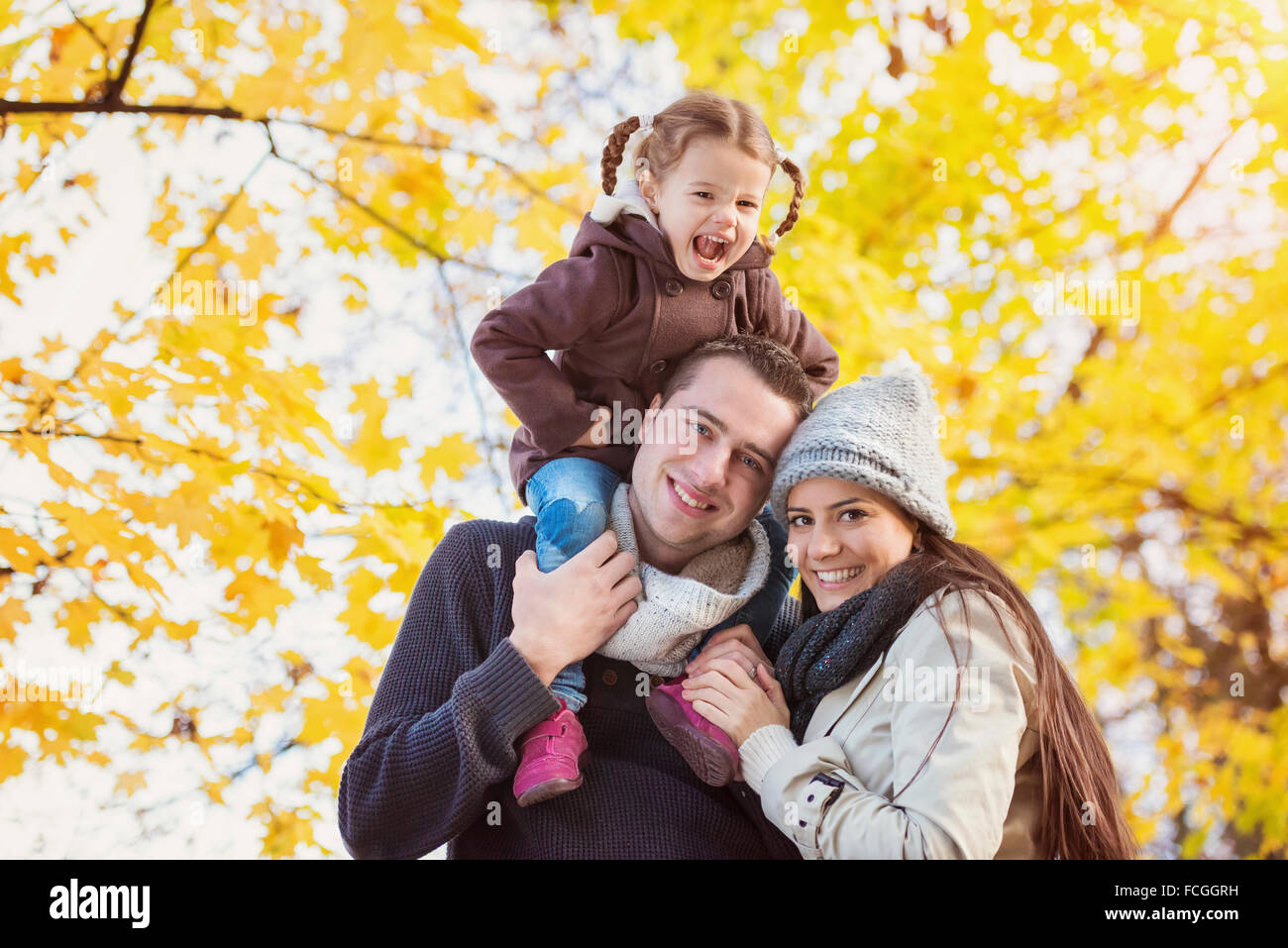 Happy Family in autumnal park Banque D'Images