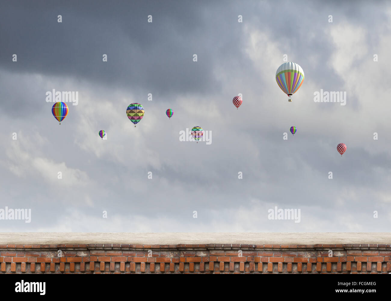 Ballons colorés voler haut dans le ciel gris Banque D'Images
