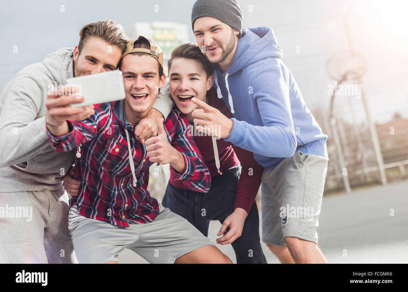 Les jeunes joueurs de basket-ball selfies smartphone Banque D'Images