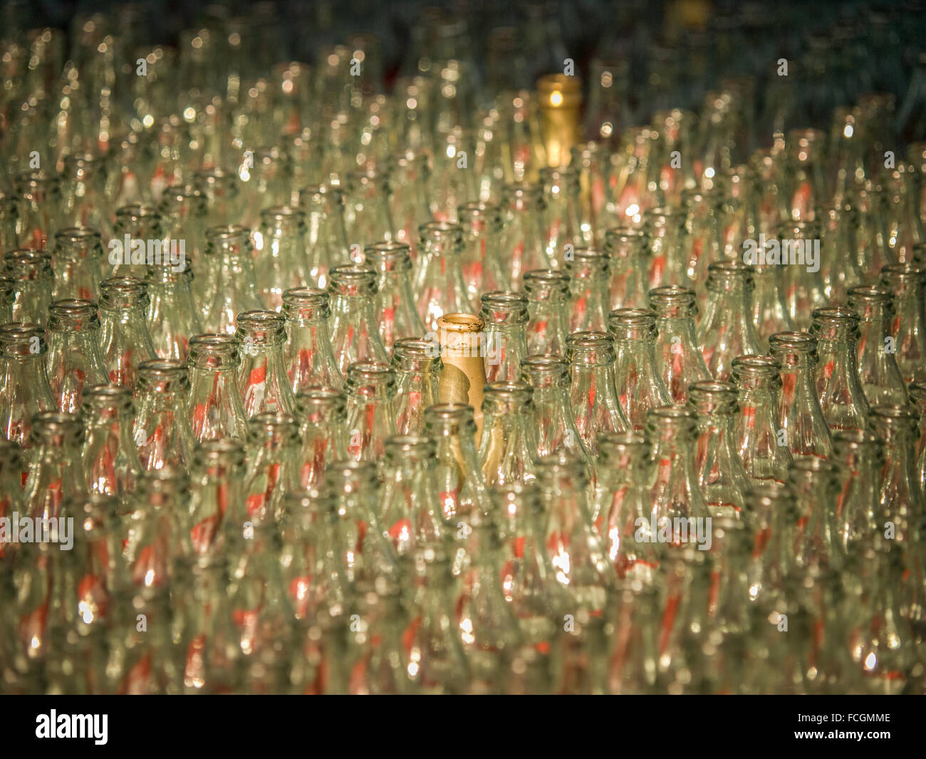 L'ouverture de voies de bouteilles de coca vides, où seuls quelques sont peints en or, pour un anneau toss jeu à l'Exposition nationale canadienne je Banque D'Images