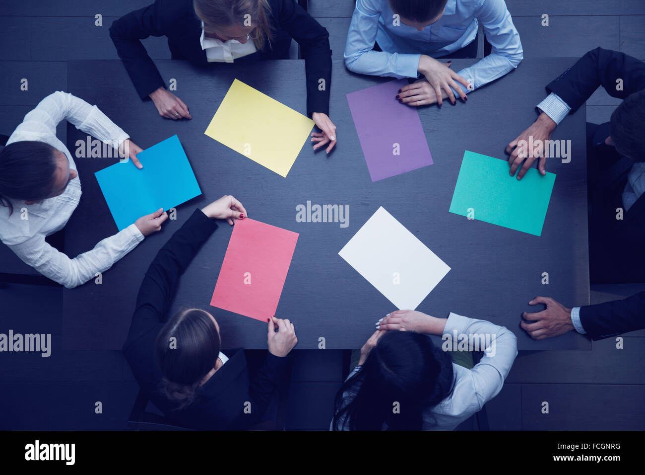 Groupe de gens d'affaires avec du papier coloré en blanc, nouveau concept de projet Banque D'Images