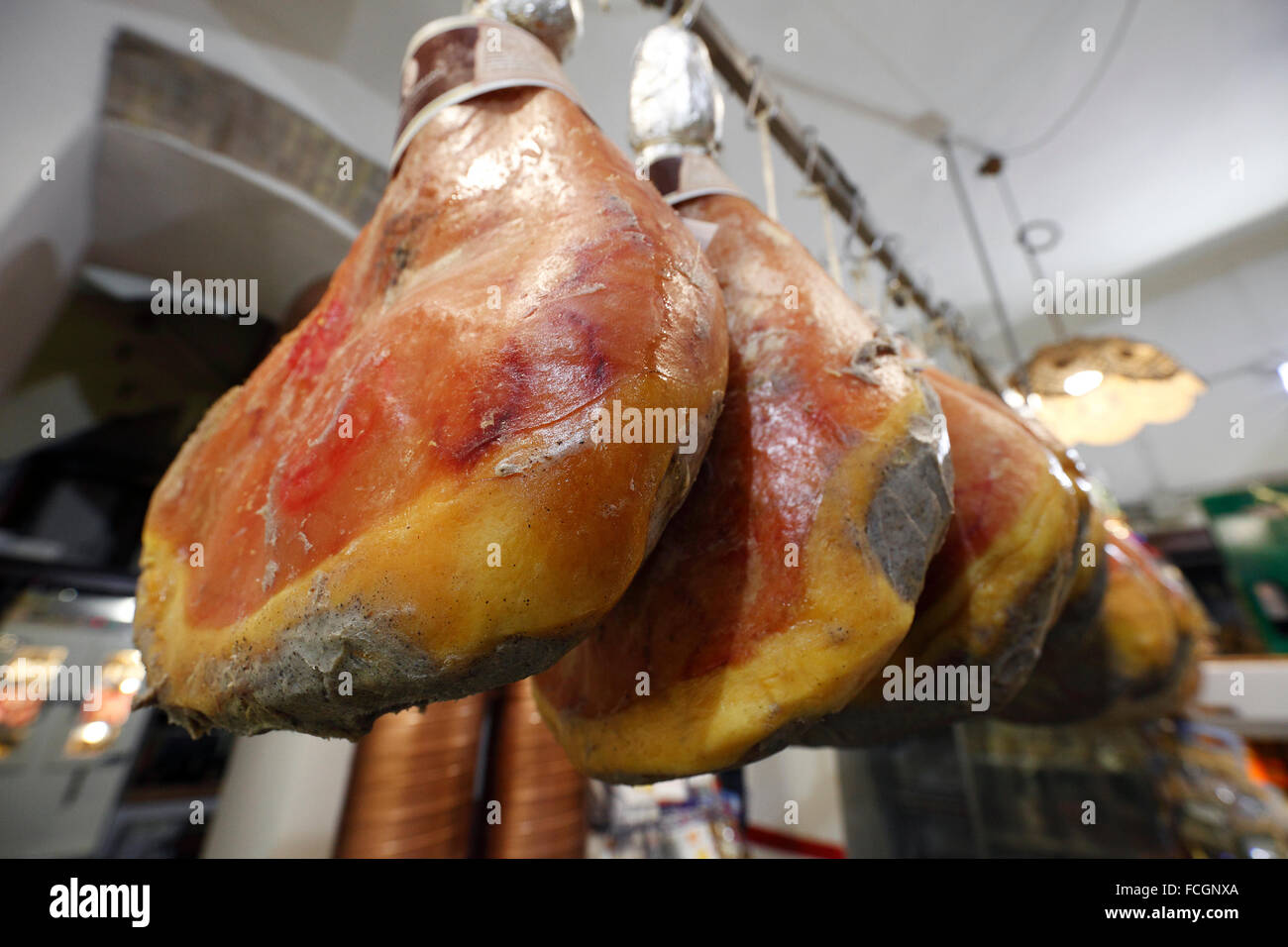 Jambon de Parme dans une épicerie fine, Rome, Italie Banque D'Images