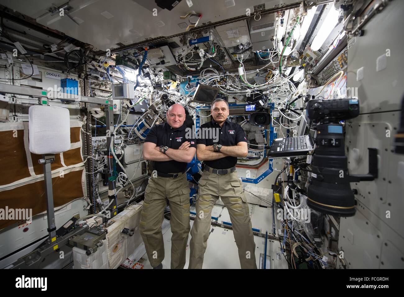 Station spatiale internationale. 21 janvier, 2016. Les membres de l'équipage Expedition 45 L'astronaute de la NASA Scott Kelly (à gauche) et du cosmonaute russe Mikhail Kornienko (droite) a marqué son 300e jour consécutif à bord de la Station Spatiale Internationale Le 21 janvier 2016 dans l'orbite de la Terre. La paire va consacrer un total de 340 jours dans l'espace sur leur mission d'un an que les chercheurs espèrent mieux comprendre comment le corps humain réagit et s'adapte à un vol de longue durée. Credit : Planetpix/Alamy Live News Banque D'Images