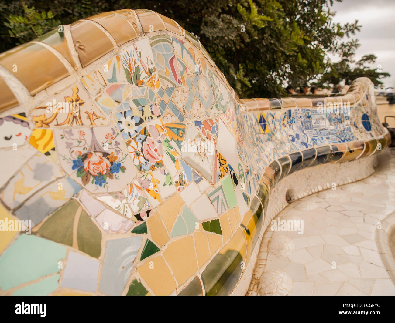 Détail de mosaïque de céramique banc dans le Parc Guell conçu par l'artiste Antoni Gaudi à Barcelone, Espagne, Europe. Banque D'Images