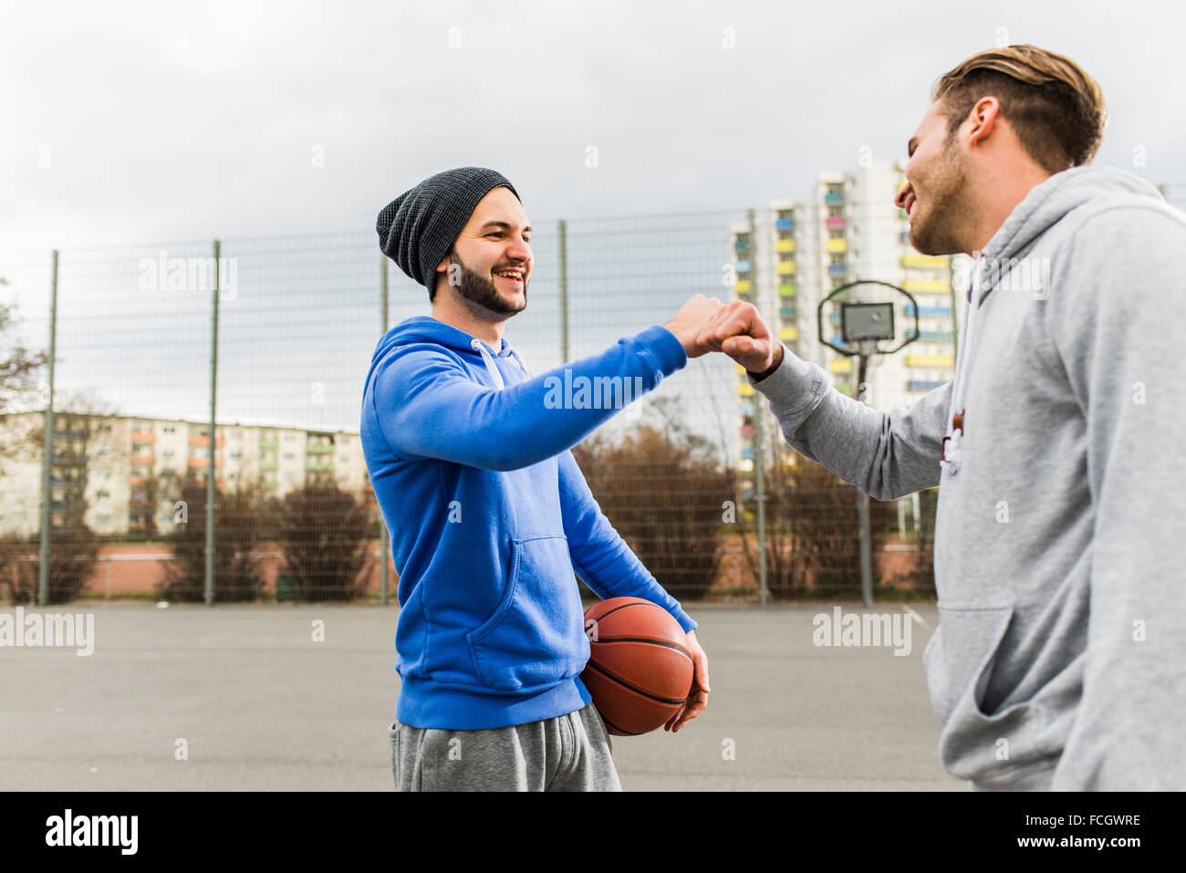 Deux joueurs de basket-ball greeting Banque D'Images