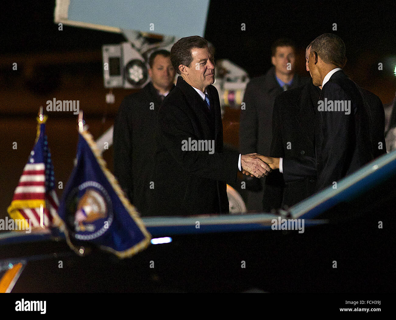 Topeka, Kansas, USA, 21, janvier, 2015 Le président Barak Obama à Topeka arrivées ce soir à l'avance de son discours à l'Université du Kansas demain. Il est accueilli par le gouverneur du Kansas Sam Brownback et Topeka Le maire Larry Wolgast. Le président Obama serre la main du gouverneur Brownback. Credit : Mark Reinstein Banque D'Images