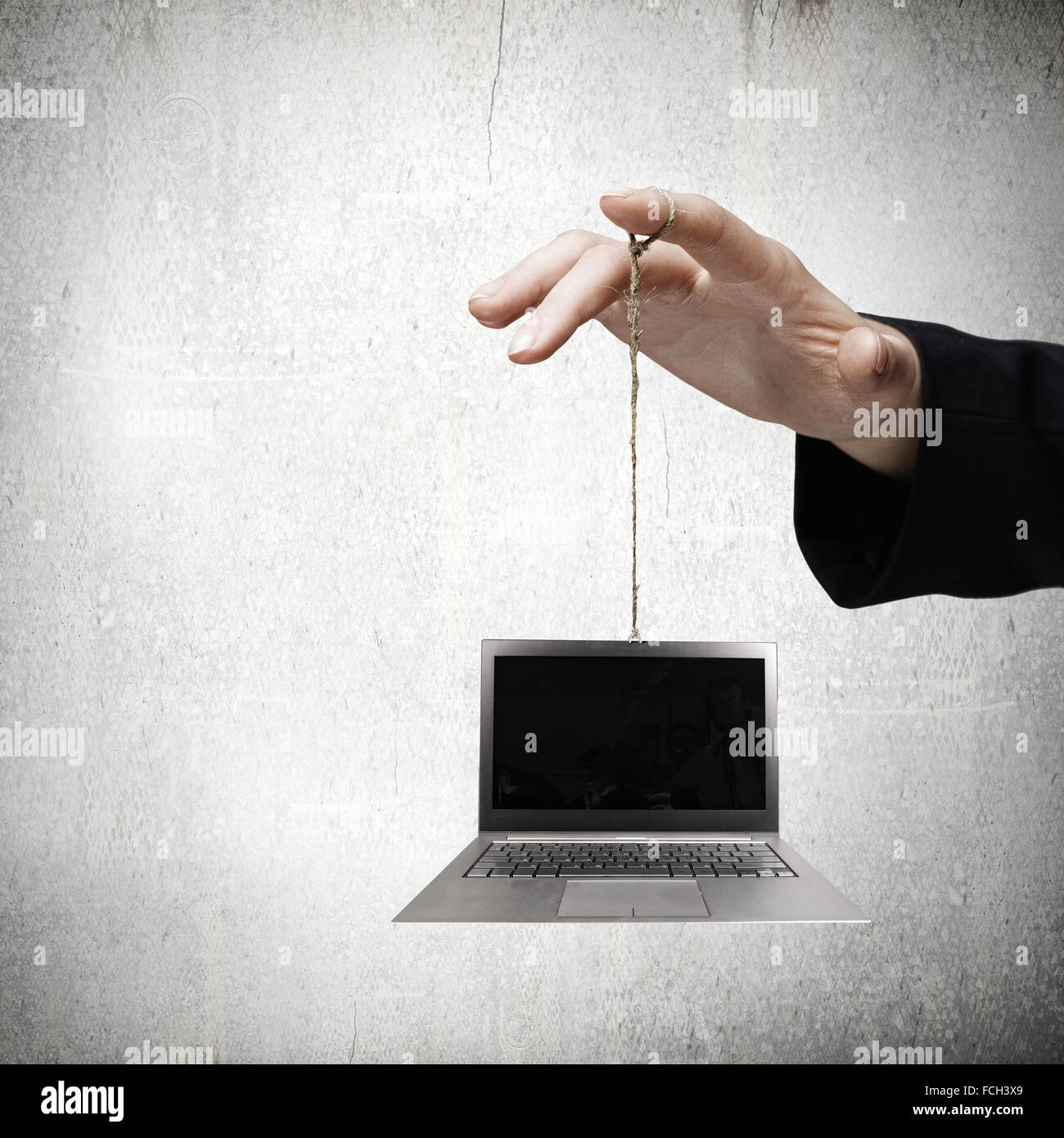 Close up of business personne hand holding laptop sur corde Banque D'Images