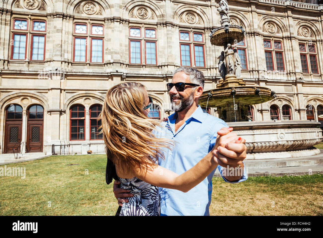 Autriche Vienne smiling couple dancing Viennese waltz en face de l'opéra d'état Banque D'Images