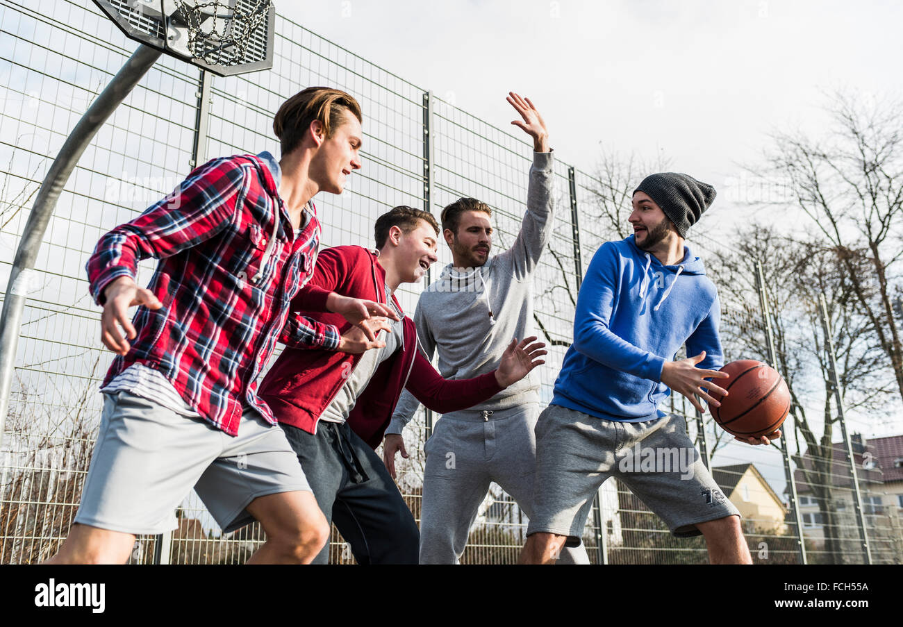 Les jeunes hommes jouant au basket-ball Banque D'Images