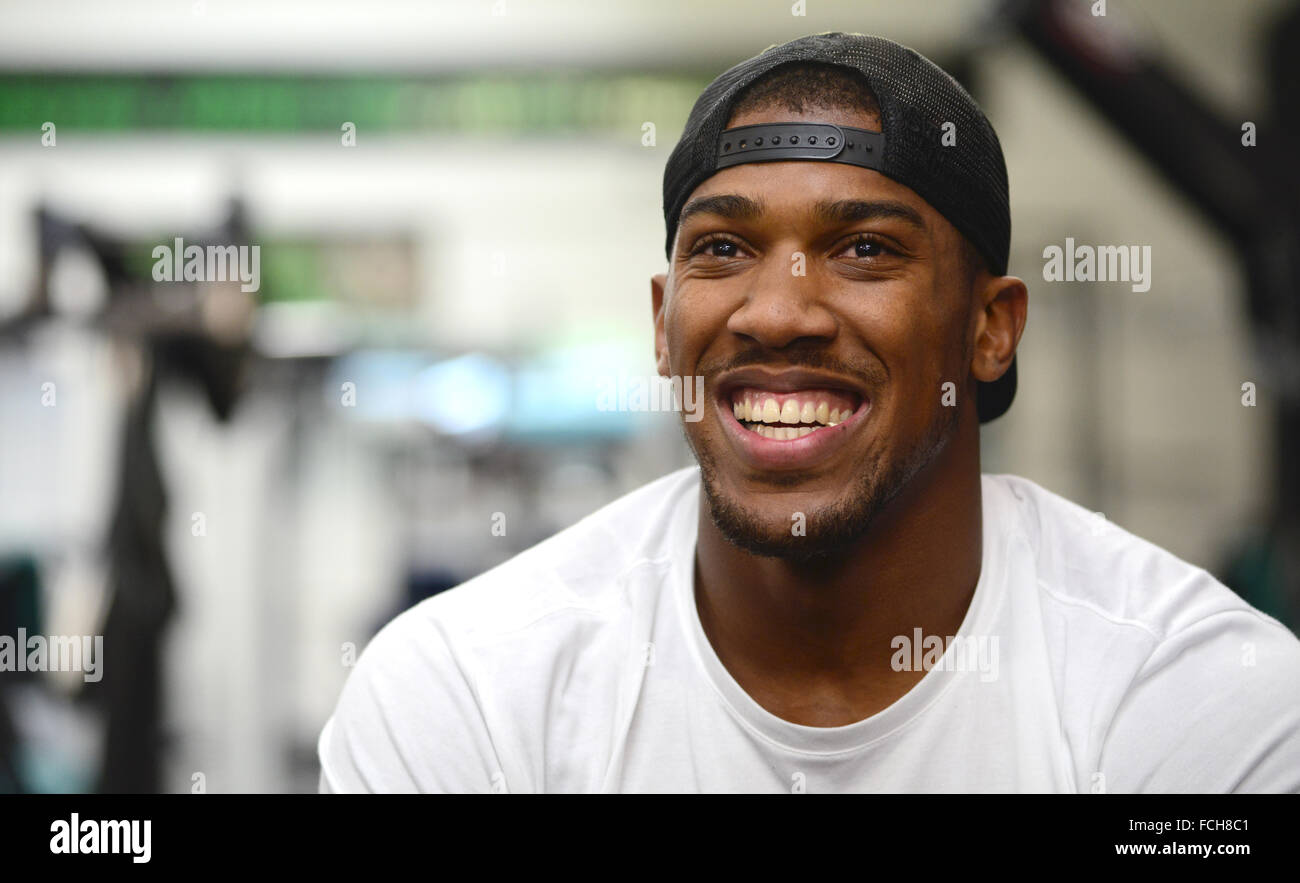 Boxeur britannique Anthony Joshua visiter Unité musculaire Fitness, Barnsley, South Yorkshire, UK. Banque D'Images