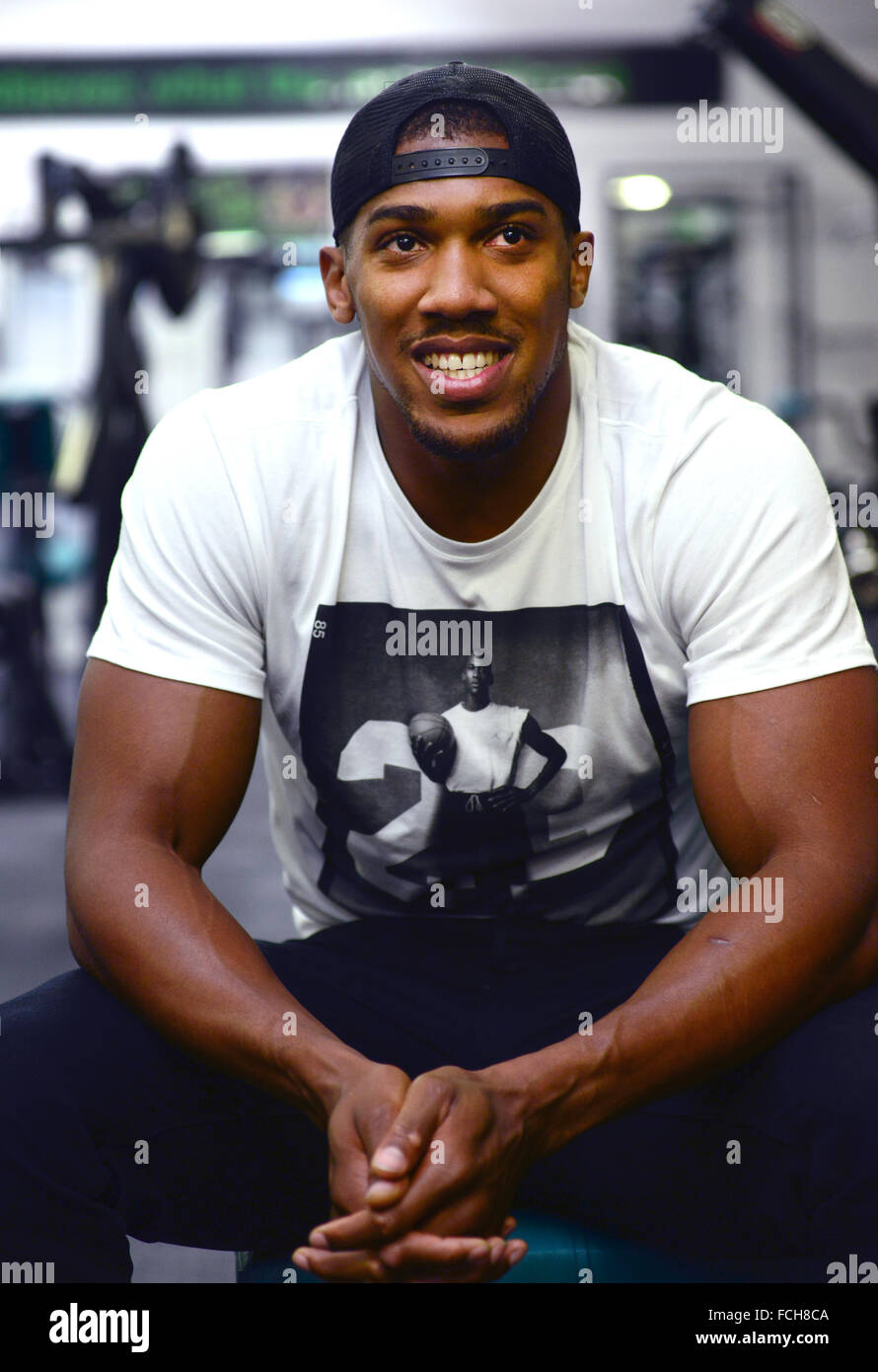 Boxeur britannique Anthony Joshua visiter Unité musculaire Fitness, Barnsley, South Yorkshire, UK. Banque D'Images