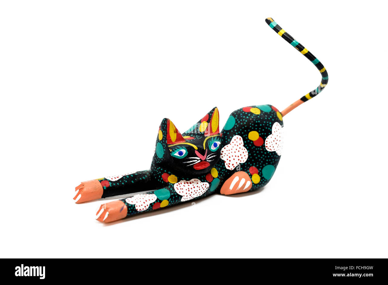 Figurine chat sculpté mexicaine ,très stylisé et coloré, cut-out sur un fond blanc Banque D'Images