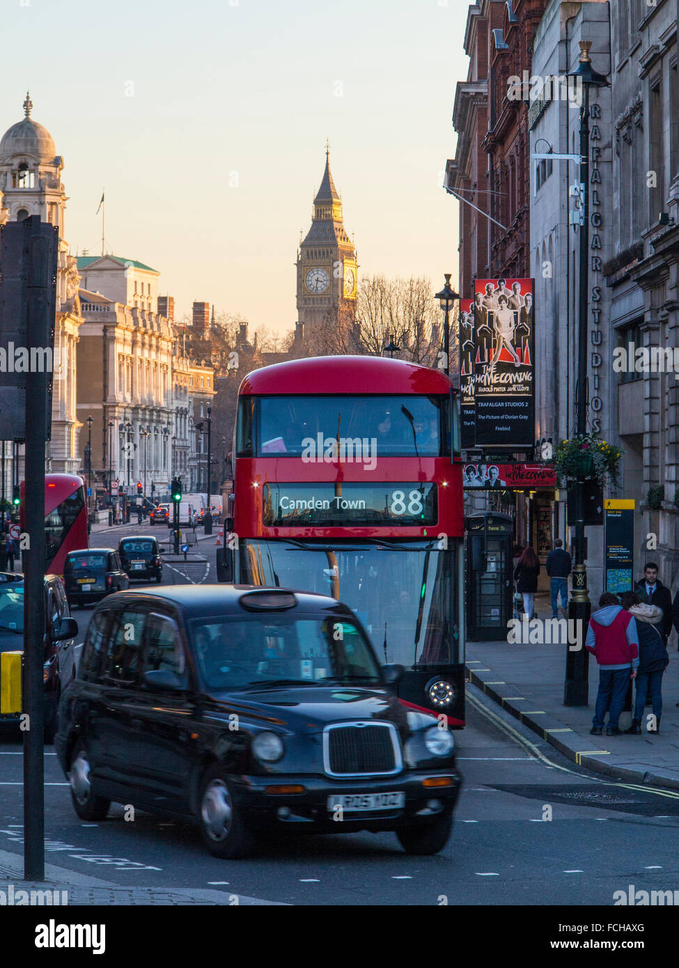 Un bus à impériale de Londres et un taxi par Big Ben à Westminster, Londres Banque D'Images