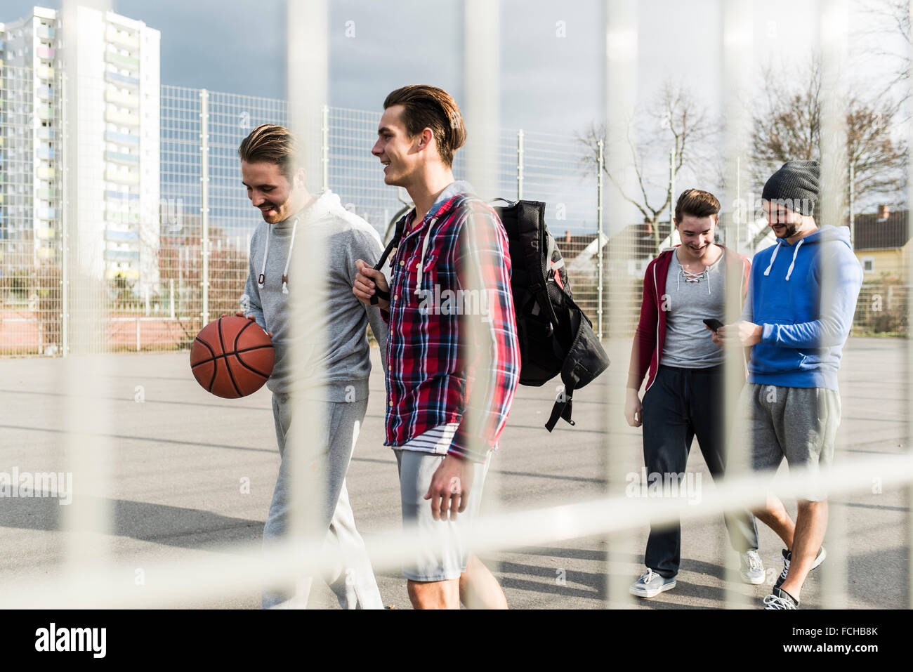 Les jeunes hommes sur un terrain de basket-ball Banque D'Images